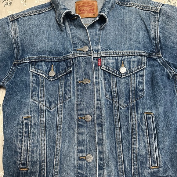 Levi’s  Trucker Denim Jacket Women- Size XSmall Blue Wash - Picture 3 of 6